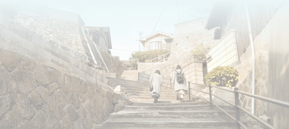 階段を上っている女性